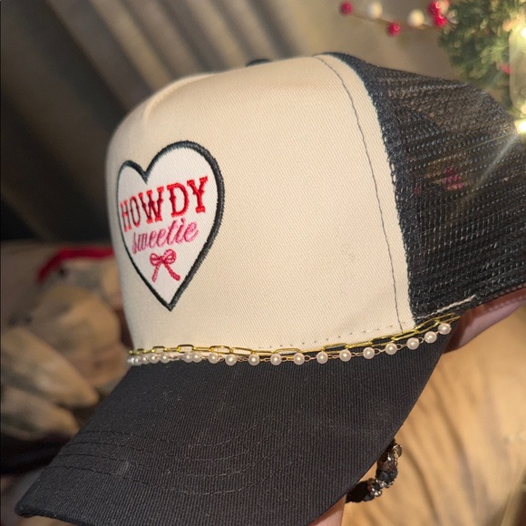 Buckle Black and Cream 'Howdy Sweetie' Trucker Hat - Picture 5 of 5